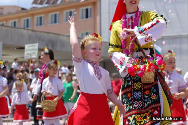 Шествие “Усмивки и цветя“