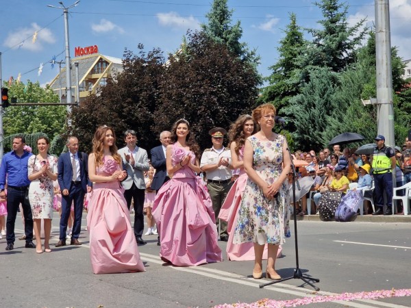 Изобилие от цветове, аромати и емоции на кулминацията на 119-я Празник на розата в Казанлък