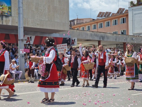Изобилие от цветове, аромати и емоции на кулминацията на 119-я Празник на розата в Казанлък