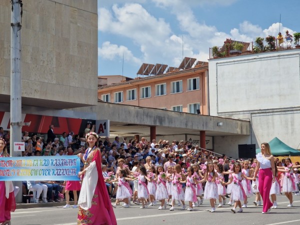 Изобилие от цветове, аромати и емоции на кулминацията на 119-я Празник на розата в Казанлък