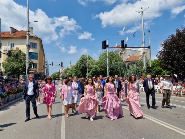 Изобилие от цветове, аромати и емоции на кулминацията на 119-я Празник на розата в Казанлък