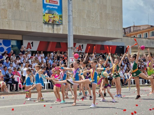 Изобилие от цветове, аромати и емоции на кулминацията на 119-я Празник на розата в Казанлък