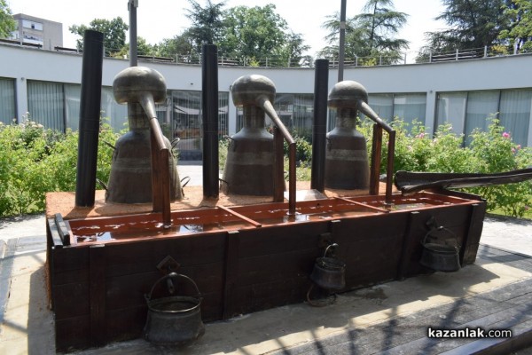 Двудневно парфюмерийно изложение „С аромат на роза“ се проведе в Казанлък