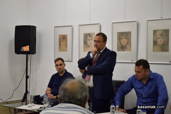 Министърът на земеделието Иван Иванов разговаря с розопроизводители от региона