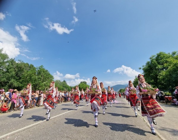 Изобилие от цветове, аромати и емоции на кулминацията на 119-я Празник на розата в Казанлък