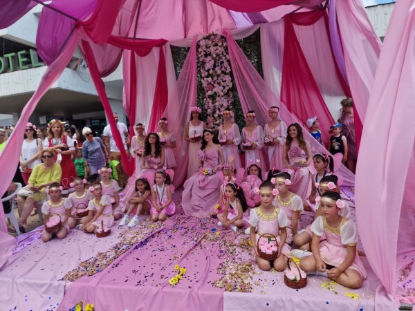 Изобилие от цветове, аромати и емоции на кулминацията на 119-я Празник на розата в Казанлък