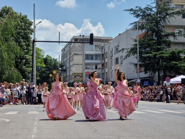Изобилие от цветове, аромати и емоции на кулминацията на 119-я Празник на розата в Казанлък