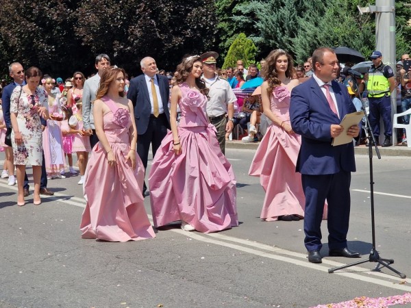 Изобилие от цветове, аромати и емоции на кулминацията на 119-я Празник на розата в Казанлък
