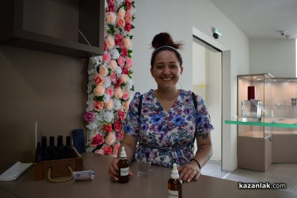 Двудневно парфюмерийно изложение „С аромат на роза“ се проведе в Казанлък