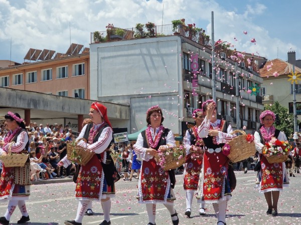 Изобилие от цветове, аромати и емоции на кулминацията на 119-я Празник на розата в Казанлък