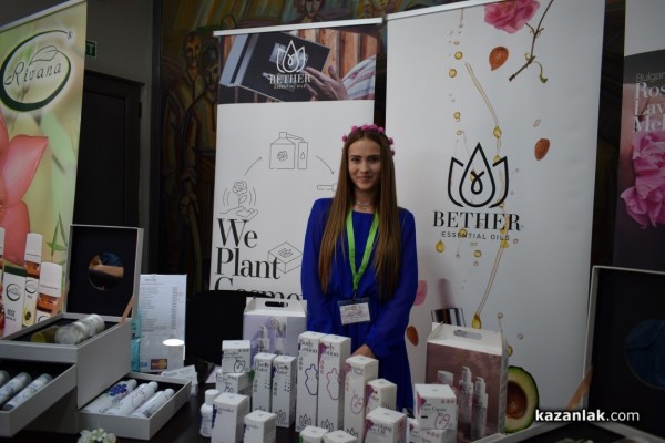 Двудневно парфюмерийно изложение „С аромат на роза“ се проведе в Казанлък