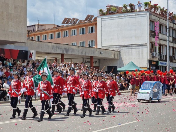 Изобилие от цветове, аромати и емоции на кулминацията на 119-я Празник на розата в Казанлък