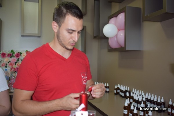 Двудневно парфюмерийно изложение „С аромат на роза“ се проведе в Казанлък