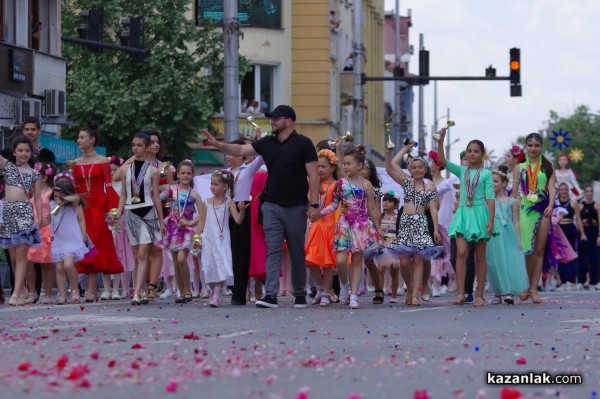 Шествие “Усмивки и цветя“