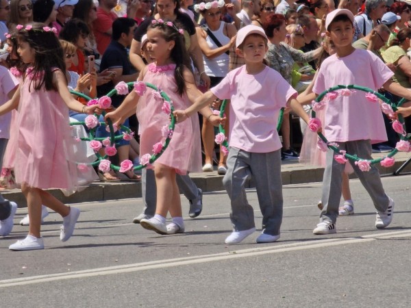 Изобилие от цветове, аромати и емоции на кулминацията на 119-я Празник на розата в Казанлък