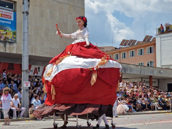 Изобилие от цветове, аромати и емоции на кулминацията на 119-я Празник на розата в Казанлък