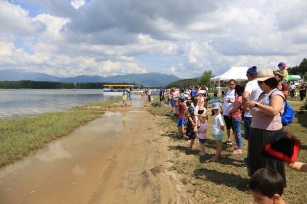 Детски празник зарадва над 200 малчугани край Язовира