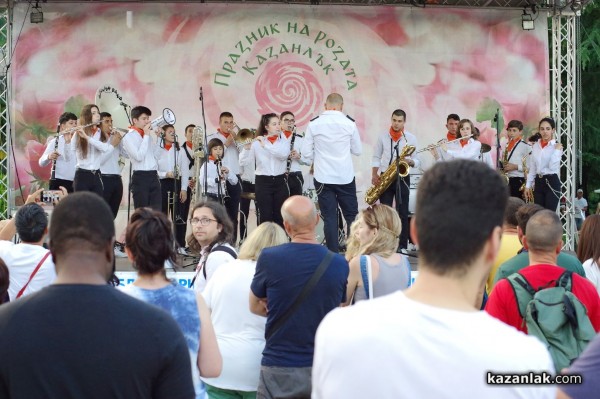 Атрактивните Джуниър бенд закриха Празника на розата с концерт на площада