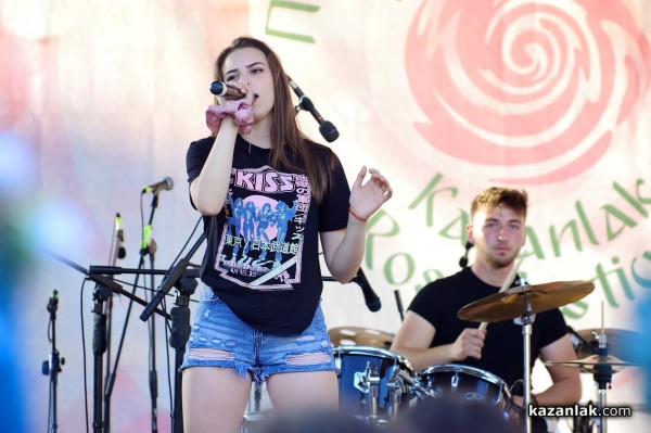 Атрактивните Джуниър бенд закриха Празника на розата с концерт на площада