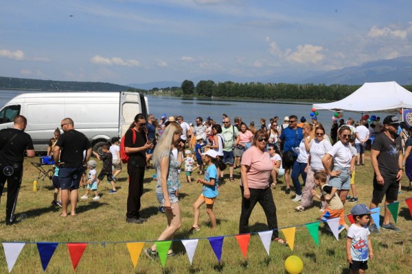 Детски празник зарадва над 200 малчугани край Язовира