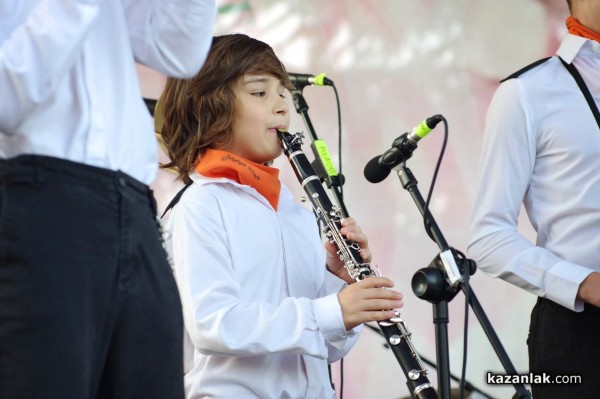 Атрактивните Джуниър бенд закриха Празника на розата с концерт на площада