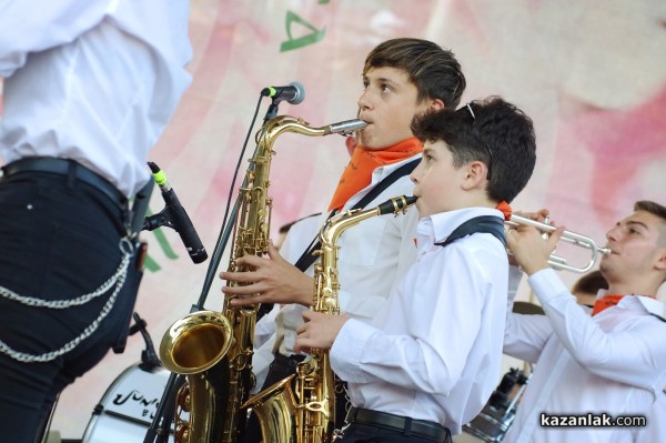 Атрактивните Джуниър бенд закриха Празника на розата с концерт на площада