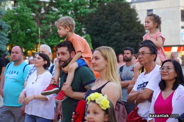 Атрактивните Джуниър бенд закриха Празника на розата с концерт на площада