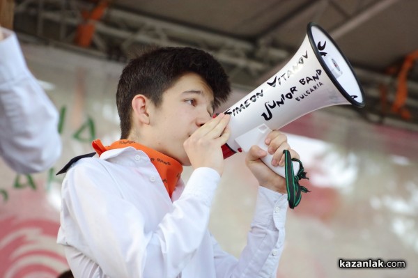 Атрактивните Джуниър бенд закриха Празника на розата с концерт на площада