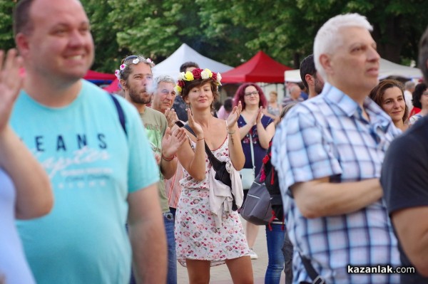 Атрактивните Джуниър бенд закриха Празника на розата с концерт на площада