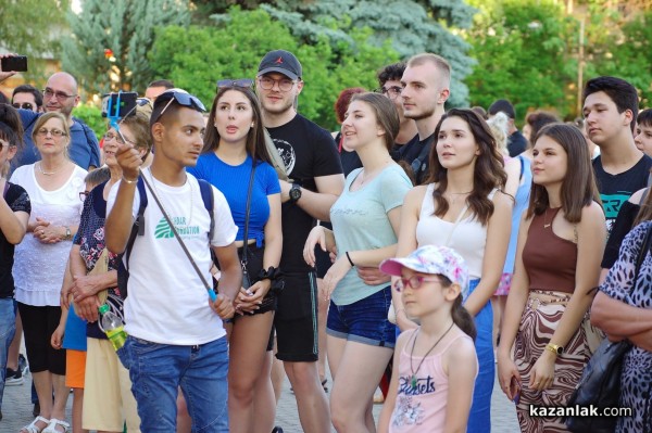 Атрактивните Джуниър бенд закриха Празника на розата с концерт на площада