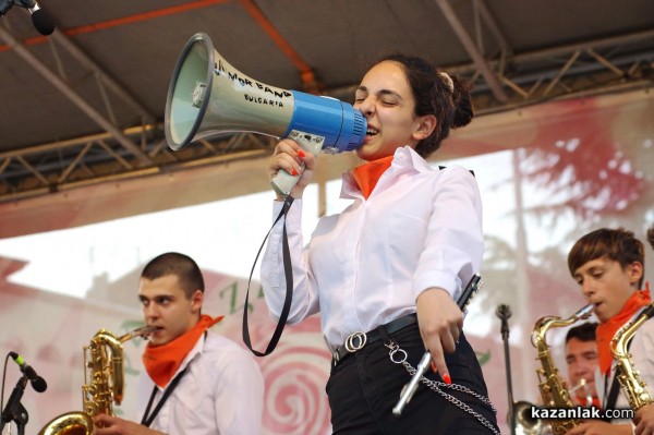 Атрактивните Джуниър бенд закриха Празника на розата с концерт на площада