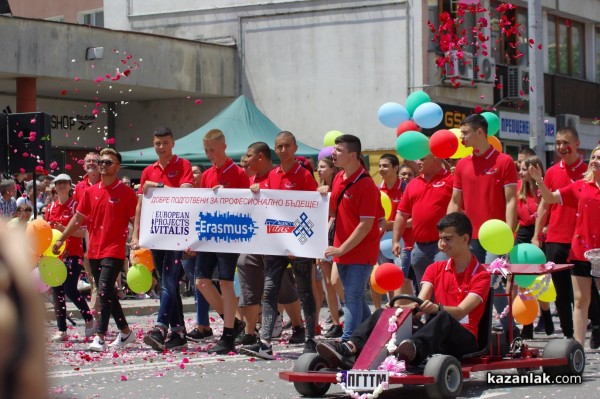 Сиво Бентли поведе учениците от ПГТТМ в шествието на Празника на розата