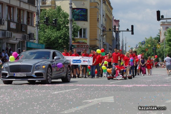 Сиво Бентли поведе учениците от ПГТТМ в шествието на Празника на розата