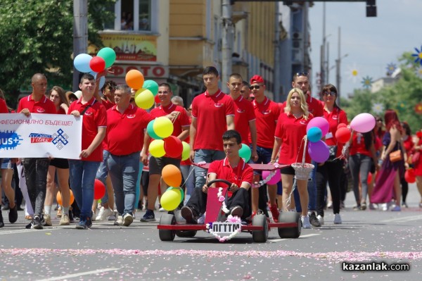 Сиво Бентли поведе учениците от ПГТТМ в шествието на Празника на розата
