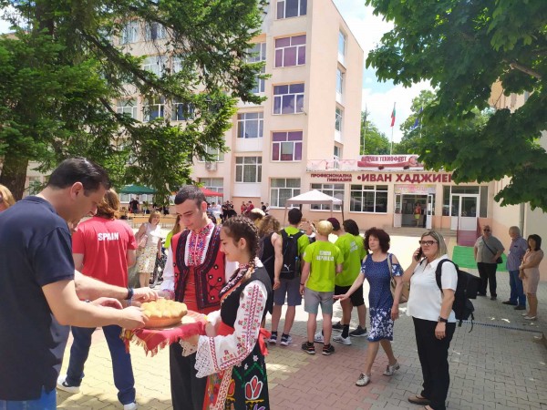 Хаджиеновци посрещнаха партньори от три държави в най-празничната седмица на Казанлък