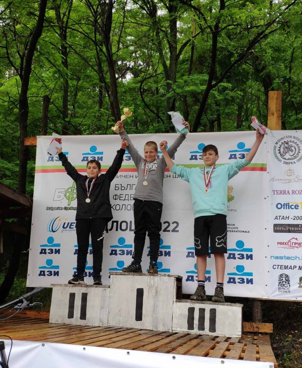 Въпреки проливния дъжд, 74 планински колоездачи се бориха за “Купа Шипка“ 