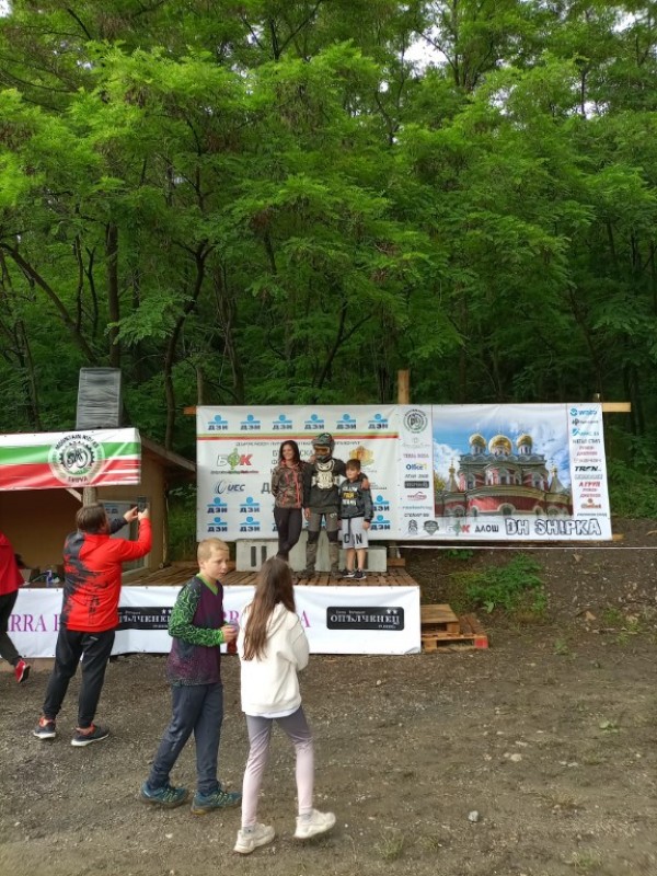 Въпреки проливния дъжд, 74 планински колоездачи се бориха за “Купа Шипка“ 