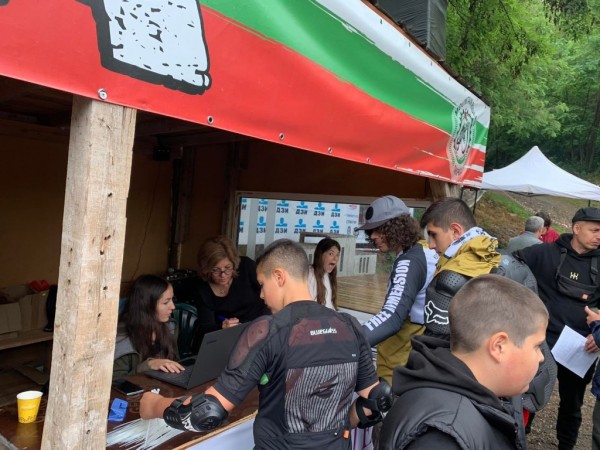 Въпреки проливния дъжд, 74 планински колоездачи се бориха за “Купа Шипка“ 