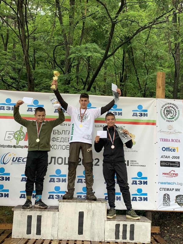 Въпреки проливния дъжд, 74 планински колоездачи се бориха за “Купа Шипка“ 