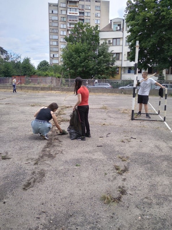 Учениците на ПГЛПТ запретнаха ръкави и почистиха двора на училището