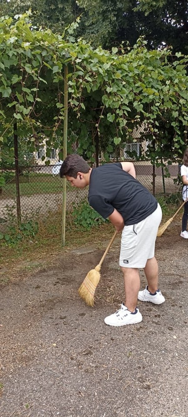 Учениците на ПГЛПТ запретнаха ръкави и почистиха двора на училището