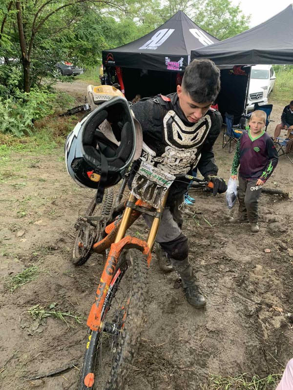 Въпреки проливния дъжд, 74 планински колоездачи се бориха за “Купа Шипка“ 