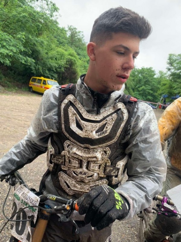 Въпреки проливния дъжд, 74 планински колоездачи се бориха за “Купа Шипка“ 