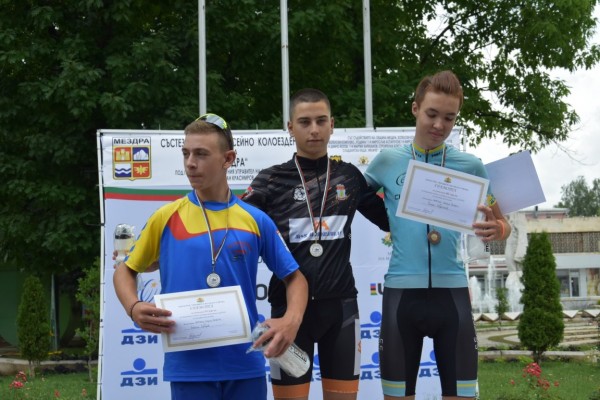 Лястовиците с призови места и титла от шампионата в Мездра 