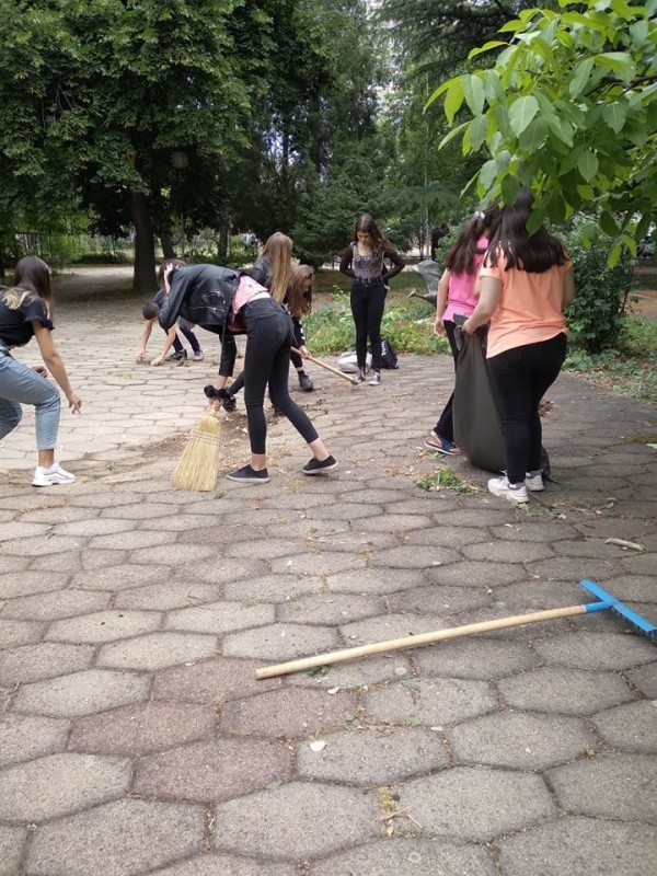 Учениците на ПГЛПТ запретнаха ръкави и почистиха двора на училището