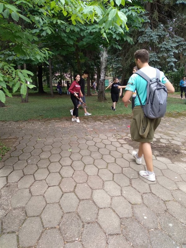 Учениците на ПГЛПТ запретнаха ръкави и почистиха двора на училището