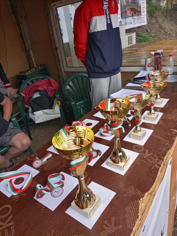 Въпреки проливния дъжд, 74 планински колоездачи се бориха за “Купа Шипка“ 