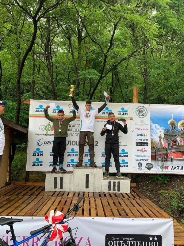 Въпреки проливния дъжд, 74 планински колоездачи се бориха за “Купа Шипка“ 