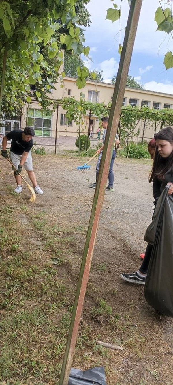 Учениците на ПГЛПТ запретнаха ръкави и почистиха двора на училището