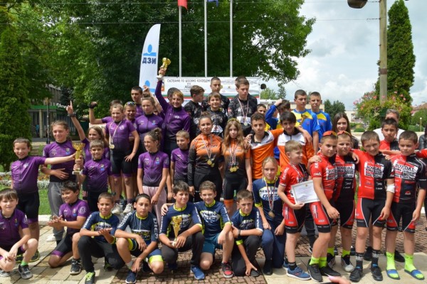 Лястовиците с призови места и титла от шампионата в Мездра 